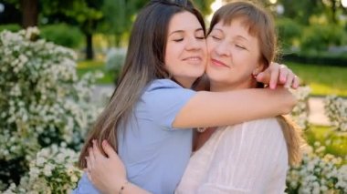 mutlu aile toplantısı aşk bağ sevinç kızı anne