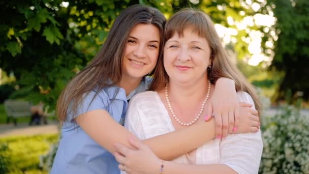 Mãe filha afeto terno cuidado amor mulheres — Vídeo de Stock