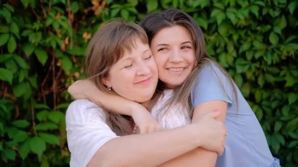 Щасливі сімейні відносини прихильність догляду — стокове відео