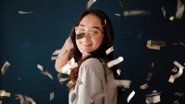 Celebración festiva diversión alegría mujer feliz — Vídeo de stock