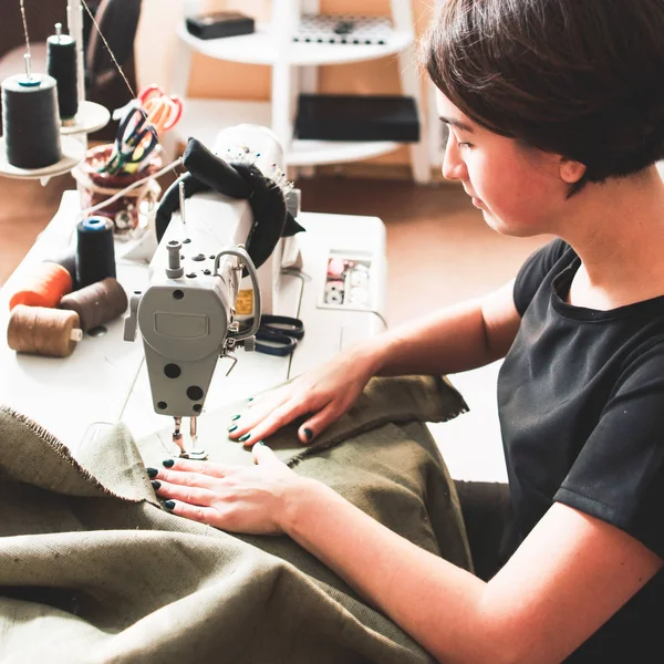 Estofos fabricação costureira máquina de costura — Fotografia de Stock