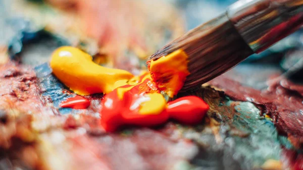 Sanatçı karıştırma akrilik boya renkli palet — Stok fotoğraf