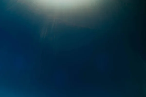 Verschwommene Strahlen kristallblauer Hintergrund Sonnenlicht-Effekt — Stockfoto