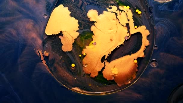 Pintura al óleo mezcla de agua planeta tierra azul tinta amarilla — Vídeos de Stock