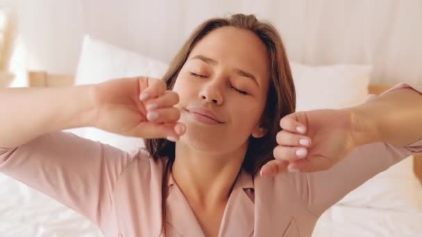 Casa lazer descanso recreação recuperação relaxado menina — Vídeo de Stock