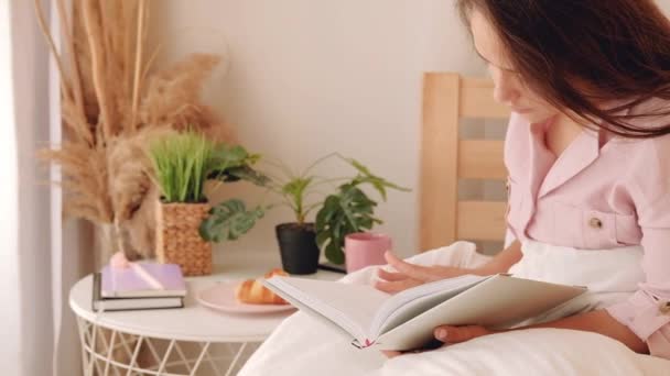 Ранковий відпочинок розслабляючий відпочинок хобі читання — стокове відео