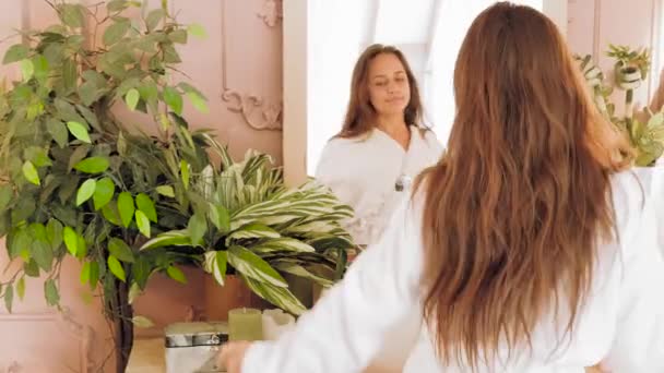 Ocio femenino diversión entretenimiento alegría adolescente chica — Vídeos de Stock