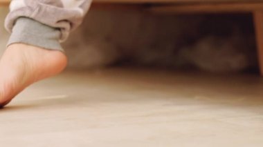 uyanış rutin yeni gün başlayan kadın ayakları