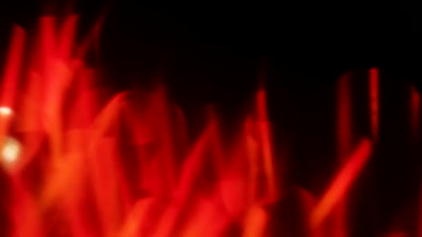 Bokeh ışıkları hareket şenlik ateşi alevler kırmızı bulanıklık benekler — Stok video