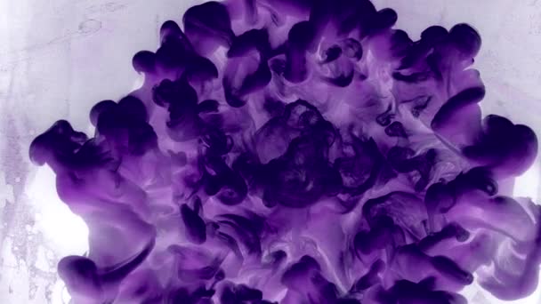 Взрыв чернильной воды загрязнение воздуха фиолетовый смог — стоковое видео