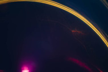 sarı yay çizgileri mor parlaklık koyu arka plan