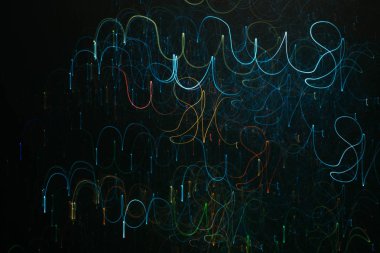 neon sarı mavi pembe girdap çizgiler ışınları kıvılcım