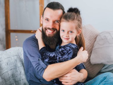 mutlu aile ilişkisi baba sarılma kızı