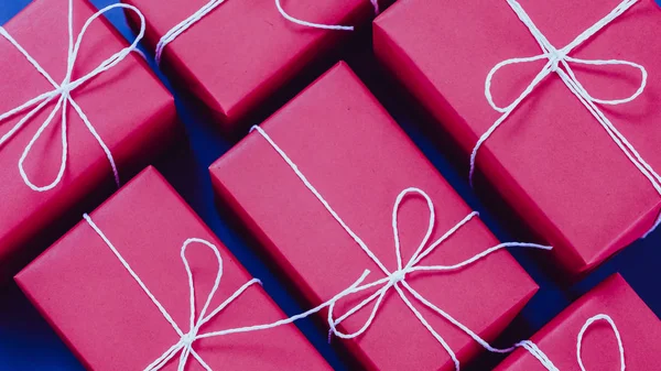 Праздничные покупки пурпурные подарочные коробки белый шнур — стоковое фото