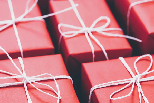 Tienda de regalos artesanales cajas rojas de embalaje hecho a mano — Foto de Stock
