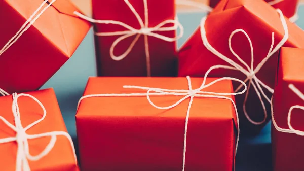 Compras de vacaciones rojo cajas de regalo cordón blanco — Foto de Stock