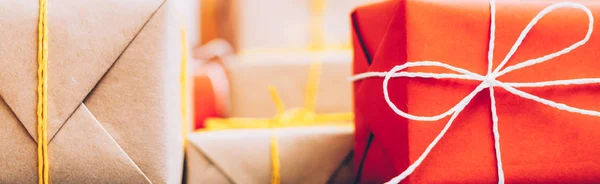 Embalaje de regalo hecho a mano beige cajas de papel rojo — Foto de Stock