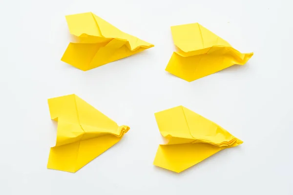 Esperienza fallimento giallo rugoso aeroplani di carta — Foto Stock