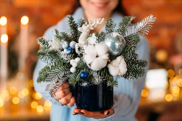 Arreglo de regalo de Navidad hecho a mano ramitas de abeto — Foto de Stock