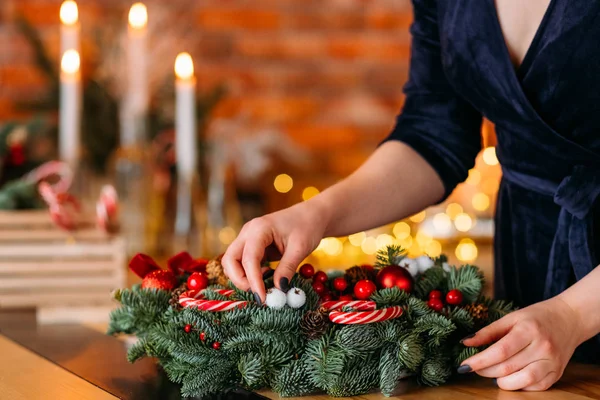 Fiesta de invierno dama navidad corona hogar — Foto de Stock