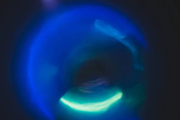 Desenfoque neón azul resplandor lente destello círculo oscuro luz —  Fotos de Stock