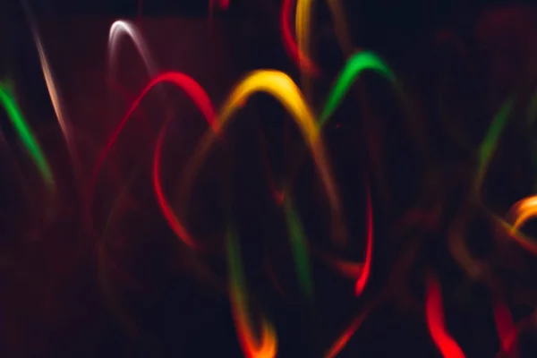 Neon çok renkli parlayan kıvrımlı çizgiler bulanıklık ışıkları — Stok fotoğraf