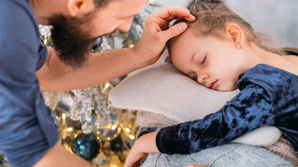 Natal manhã pai pequena filha dormindo — Fotografia de Stock