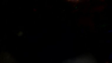 soyut parlaklığı kaplayan koyu renkli ışıltılar