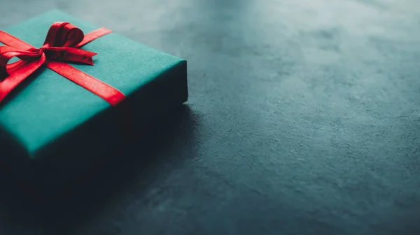 Verjaardagscadeau Gift Box Teal blauwe achtergrond — Stockfoto