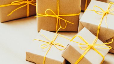 zanaat hediyelik eşya dükkanı el yapımı ambalaj bej kutuları