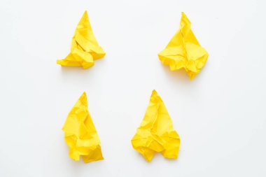 kesik umutları dört sarı ezilmiş kağıt uçaklar
