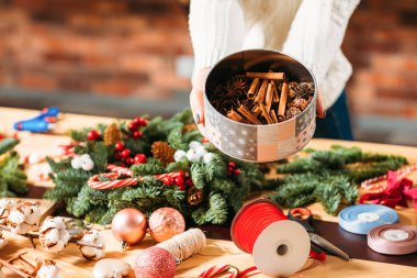 diy noel dekorasyon çiçekçi kutusu çam kozalağı