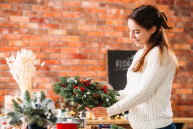 el yapımı çiçek dekorasyon bayan köknar ağacı çelenk