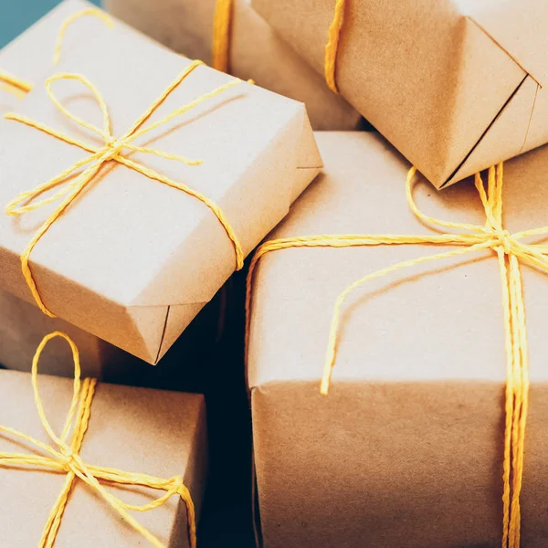 Compras de vacaciones beige cajas de regalo cordón amarillo — Foto de Stock