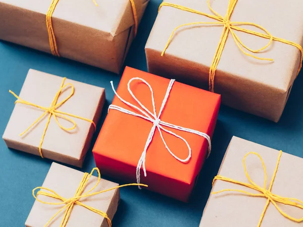 Tienda de regalos artesanal embalaje hecho a mano beige cajas rojas — Foto de Stock