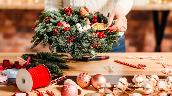 Florist Handwerk Atelier Dame grün Tannenbaumkranz — Stockfoto