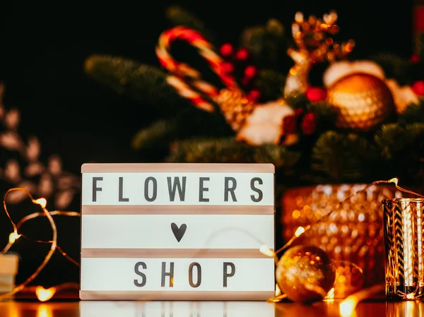 Regali fatti a mano consegna fiori negozio fata luci — Foto Stock