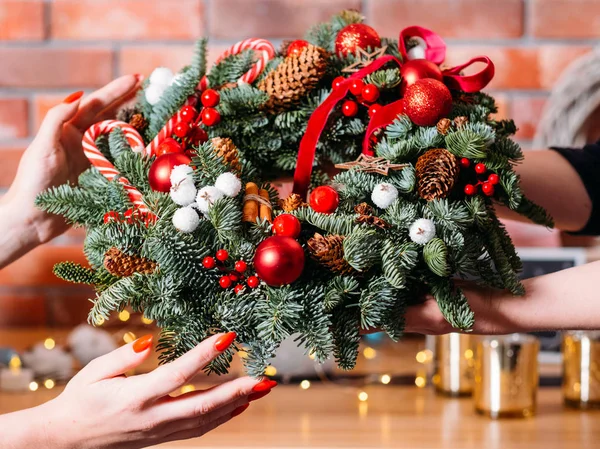 Neues jahr party geschenk handgemachter weihnachtskranz — Stockfoto