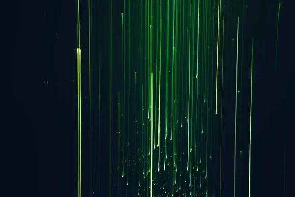 Bulanıklık neon yeşil ışıklar çizgiler ilikleri kıvılcım lar düşüyor — Stok fotoğraf