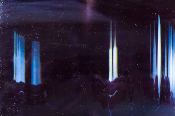 Пыльные накладываемые линзы вспышки размазаны синим блеском темноты — стоковое фото