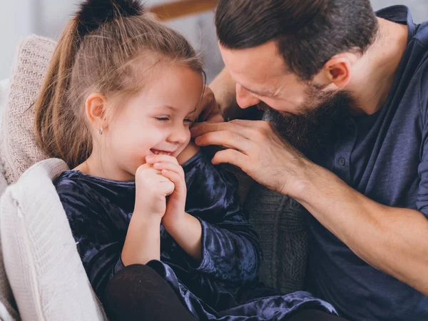 Glückliche Eltern Lebensstil Vater Tochter lächelt — Stockfoto