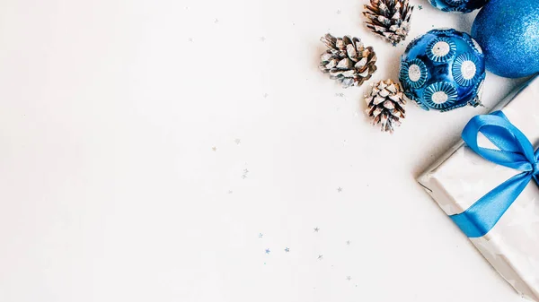 Vacaciones de invierno caja de regalo bolas azules piñas — Foto de Stock