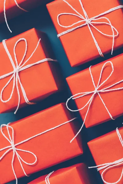 Dostawa prezent czerwone pudełko papier biały sznur — Zdjęcie stockowe