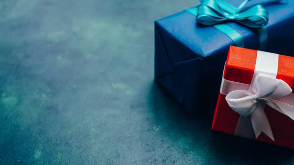 Vakantie verrassing blauw rode geschenkdozen achtergrond — Stockfoto