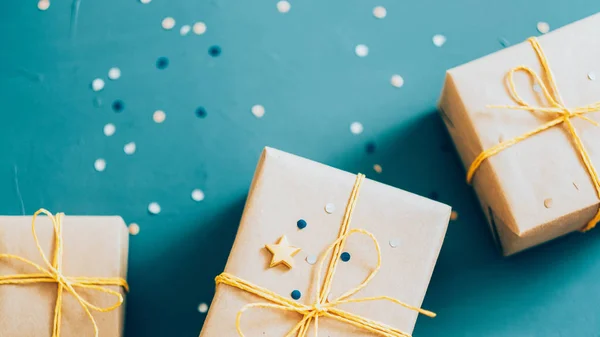 Craft gift shop beige lådor Teal blå bakgrund — Stockfoto