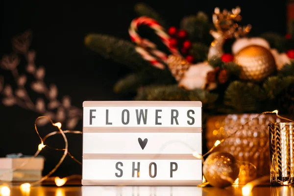 Taller de regalo artesanal flores tienda letrero abeto —  Fotos de Stock