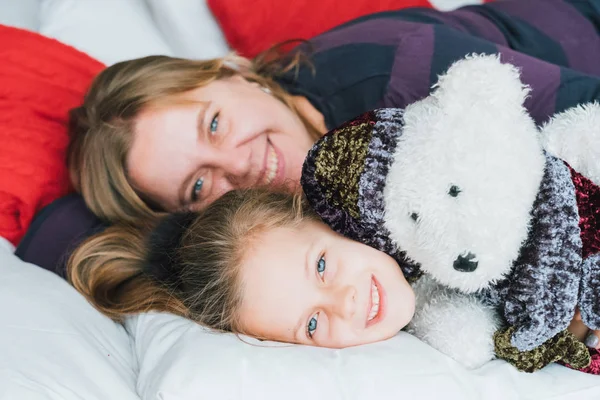 Diversão infância amorosa mãe filha ursinho de pelúcia — Fotografia de Stock