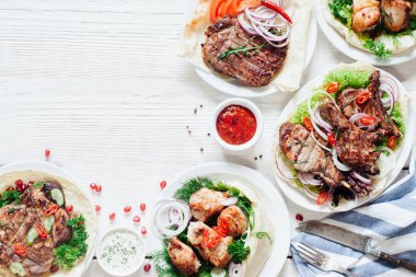 Et lokantası menüsü bbq ızgara et beyaz ahşap masa