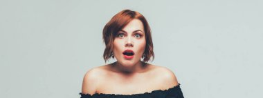 Şaşırmış kadın portresi. Ağzını açtı.