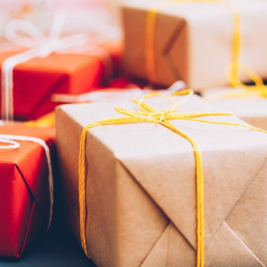 tatil alışveriş satış bej kırmızı hediye kutuları kazık